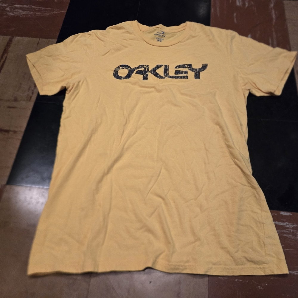 Oakley yellow tee shirt short sleeved mens size medium regular fit EUC